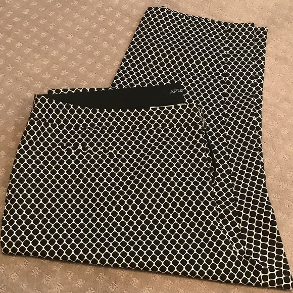 APT 9 Black and White Designed Capri Pants - Picture 1 of 4